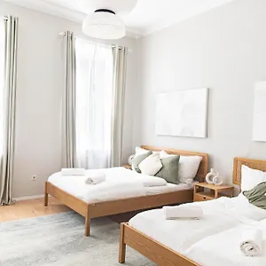 Spacious Apartment, 3 Min To U1 Reumannplatz Appartamento